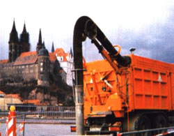 Saugbagger beim Einsatz in Meissen